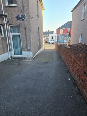 Property grounds - M4 Victoria Hub 1 (Newport)