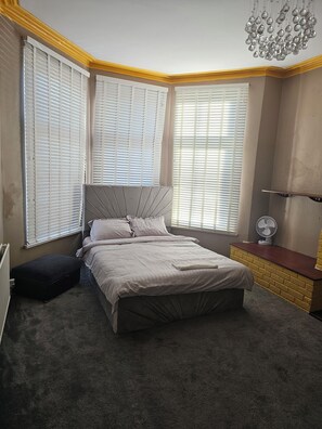 1 bedroom, WiFi, bed sheets - M4 Victoria Hub 1 (Newport)