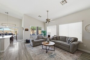 TV - Spacious 5-bdrm house w/heated pool close to Spring Training, Phx Raceway & more (Avondale)