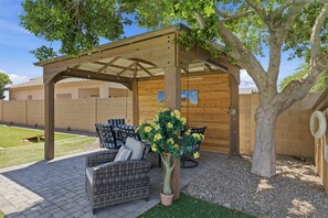 Terrace/patio - Spacious 5-bdrm house w/heated pool close to Spring Training, Phx Raceway & more (Avondale)
