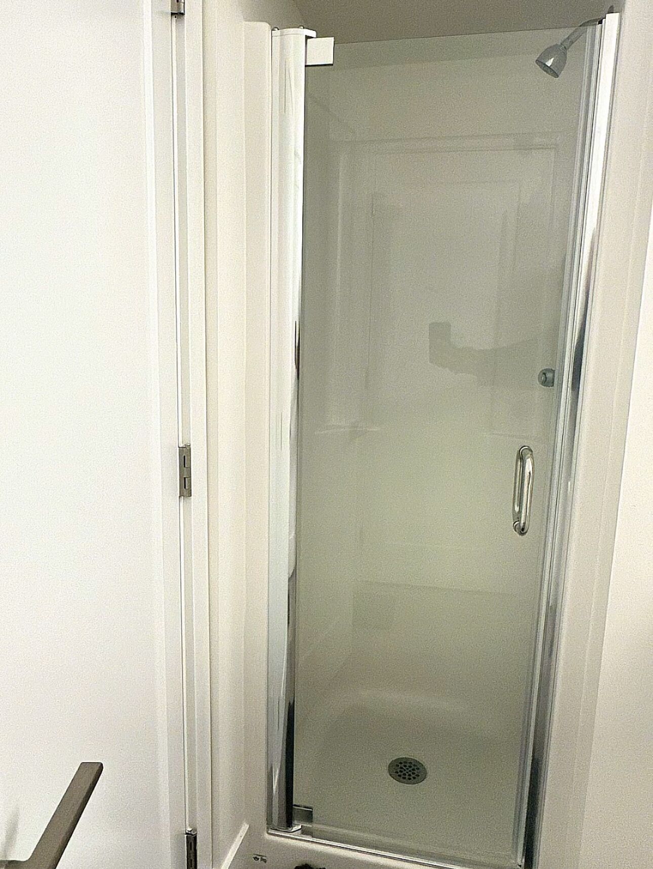 Een douche, een haardroger, handdoeken, shampoo