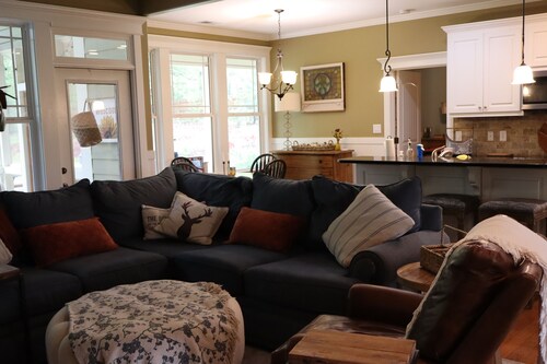 3-bedroom house with giant bonus room in Molena close to multiple wedding venues