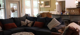 3-bedroom house with giant bonus room in Molena close to multiple wedding venues