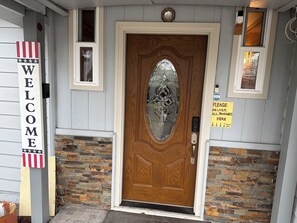 Exterior detail - Cozy 1-bedroom house in nice Beaverton with AC (Beaverton)