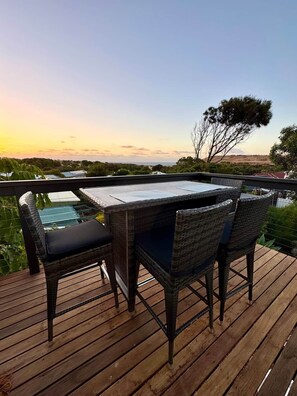 Outdoor dining - Treetop Ocean Views at Maslin Beach Coastal Escape (Maslin Beach)