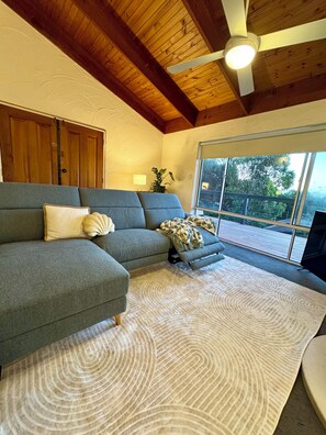 Smart TV - Treetop Ocean Views at Maslin Beach Coastal Escape. Pet-Friendly! (Maslin Beach)