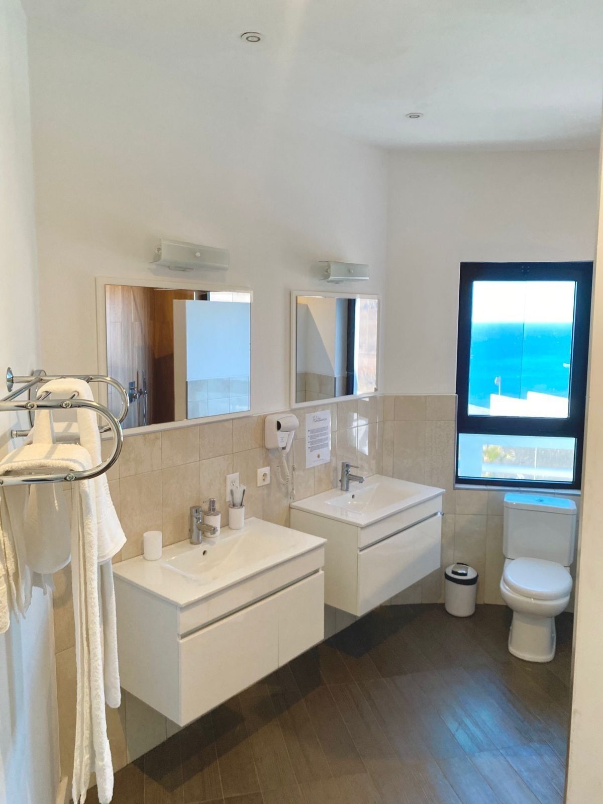 Quarto solteiro clássico, sacada, vista para o oceano | Banheiro | Produtos de toalete grátis, secador de cabelo