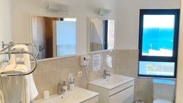 Quarto solteiro clássico, sacada, vista para o oceano | Banheiro | Produtos de toalete grátis, secador de cabelo