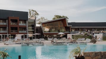 Una piscina techada, una piscina climatizada