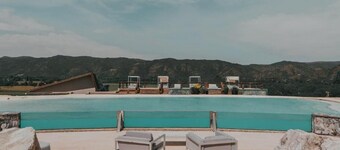 Modern Wellness Retreat: Indoor & Outdoor Pools | Free Breakfast & Parking