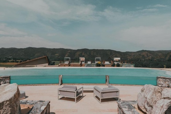 Lounge at the water’s edge with sweeping mountain horizons.