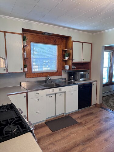 Family-Friendly 3BR Home Burke Mountain & Kingdom Trails Quiet, Sunlit, Sleeps 6