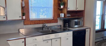 Family-Friendly 3BR Home Burke Mountain & Kingdom Trails Quiet, Sunlit, Sleeps 6