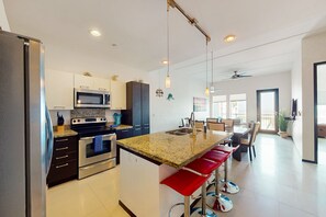 Frigorífico, microondas, horno y placa de cocina
