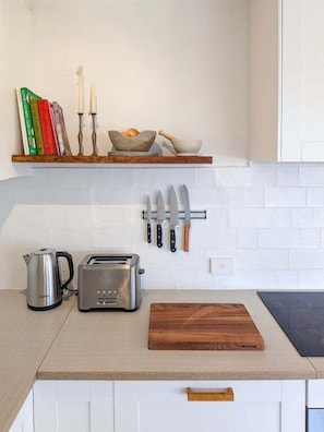 Private kitchen - Main Beach Apartment with national park Views (Yamba)