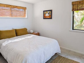 Room - Main Beach Apartment with national park Views (Yamba)