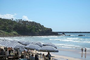 Beach - Main Beach Apartment with national park Views (Yamba)