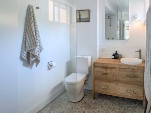 Bathroom - Main Beach Apartment with national park Views (Yamba)