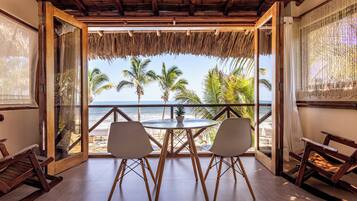 Kahden hengen junior-huone, parveke, näköala uima-altaalle | Ruokailu