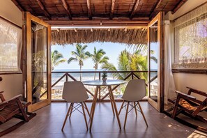 Junior-Doppelzimmer, Balkon, Poolblick | Speisen