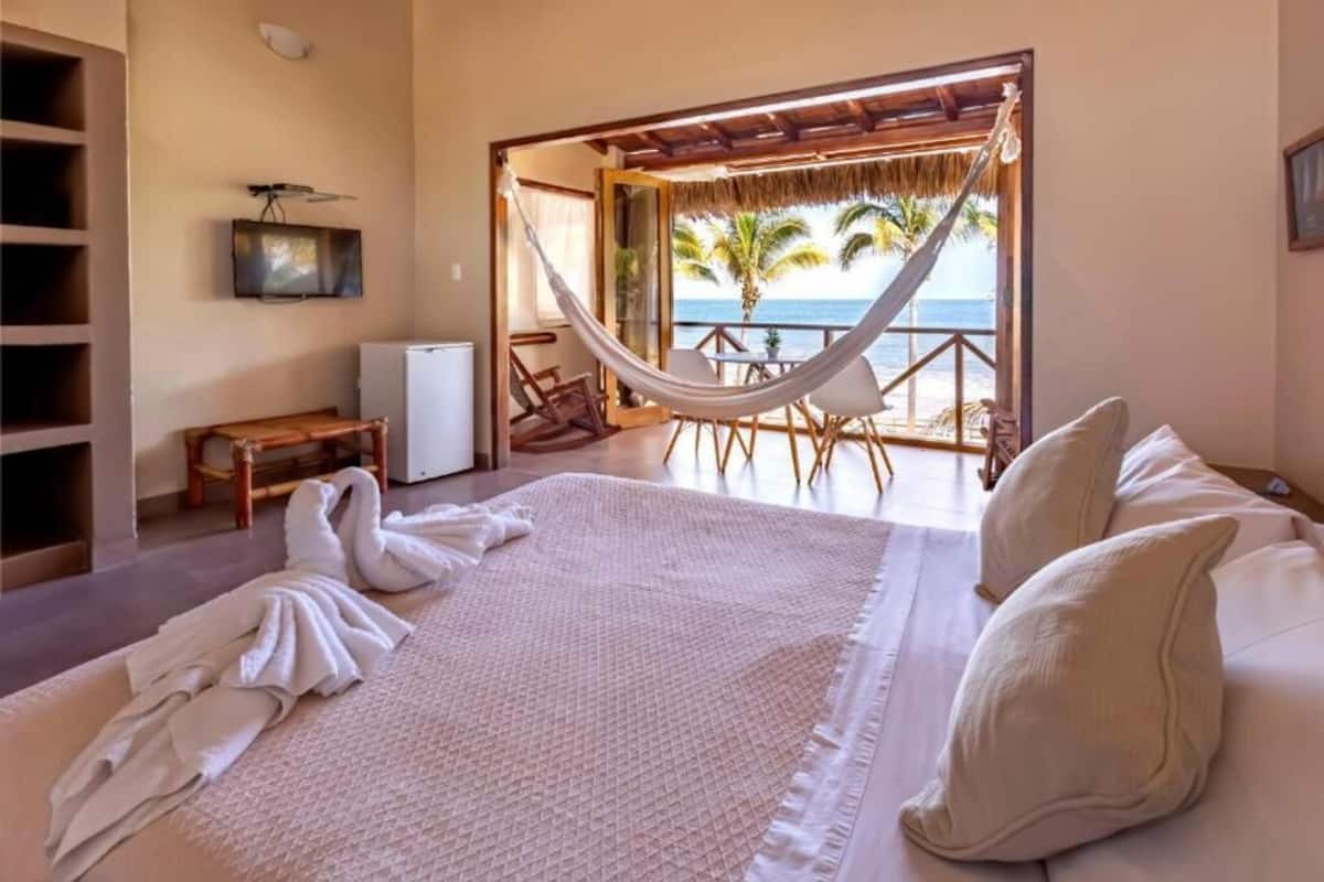 Quarto casal júnior, sacada, vista para a piscina