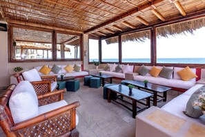 Habitación doble junior | Área de sala de estar