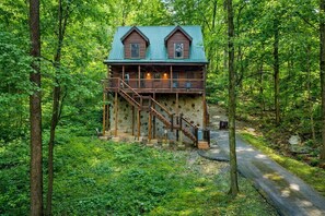 Exterior - Smoky Mountain Hideaway - Hot Tub, Loft & Cozy Nook (Sevierville)