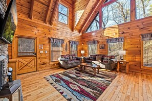 Smart TV, fireplace, books - Smoky Mountain Hideaway - Hot Tub, Loft & Cozy Nook (Sevierville)