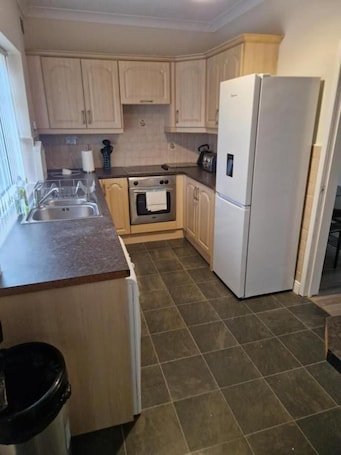 Refrigerador, microondas, horno, placa de cocina. Washington's Garnet 2-bed House
