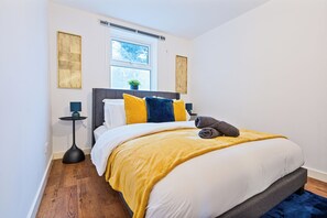 2 bedrooms, iron/ironing board, Internet, bed sheets - Stylish 2-bed flat in the heart of Bermondsey (Free Parking) (London)