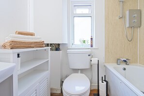 Hair dryer, towels, soap, toilet paper - Stylish 2-bed flat in the heart of Bermondsey (Free Parking) (London)
