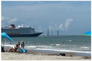 En la playa, camastros y toallas de playa 
