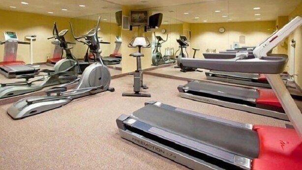 A gym with treadmills, stationary bikes, and elliptical machines. - Holiday Inn Oxford (Oxford)