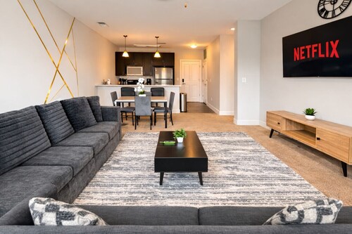 Designer UAB Condo | King Bed | Balcony View