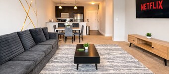 Designer UAB Condo | King Bed | Balcony View