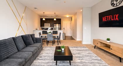 Designer UAB Condo | King Bed | Balcony View