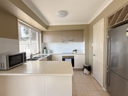 Family-Friendly 3BR Home Near Calamvale Central