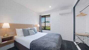 Iron/ironing board, WiFi, bed sheets