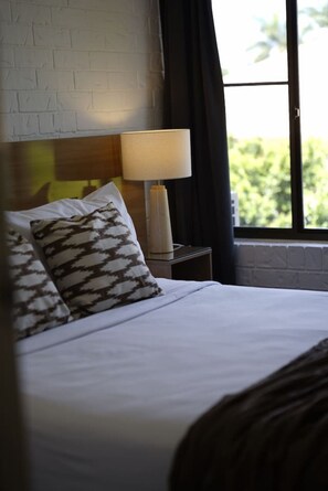 Room - Budget 2BR Home Convenient Location Walk to Shops (Eight Mile Plains)