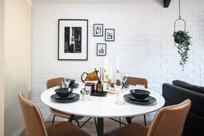 Dining - Modern 2BR Townhouse Walk 2 Shops | Pool + Parking (Eight Mile Plains)