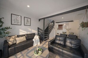 TV - 2BR Home Opposite Shopping Centre Easy CBD Access (Eight Mile Plains)