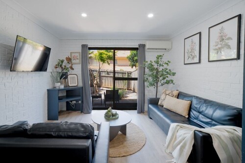2BR Home Opposite Shopping Centre Easy CBD Access