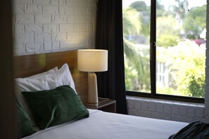 Iron/ironing board, WiFi, bed sheets - 2BR Home Opposite Shopping Centre Easy CBD Access (Eight Mile Plains)
