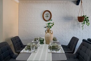 Dining - 2BR Home Opposite Shopping Centre Easy CBD Access (Eight Mile Plains)