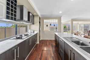 Private kitchen - Spacious 2-Storey 4BR House–Family Friendly (Sunnybank Hills)