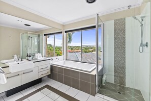 Hair dryer - Spacious 2-Storey 4BR House–Family Friendly (Sunnybank Hills)