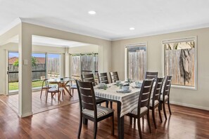 Dining - Spacious 2-Storey 4BR House–Family Friendly (Sunnybank Hills)