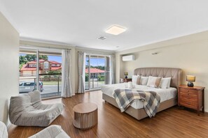 Room - Spacious 2-Storey 4BR House–Family Friendly (Sunnybank Hills)