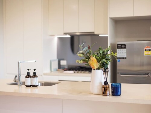 XL Balcony Stylish 2BR | Near Food & Shops