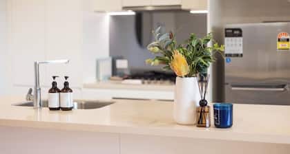 XL Balcony Stylish 2BR | Near Food & Shops